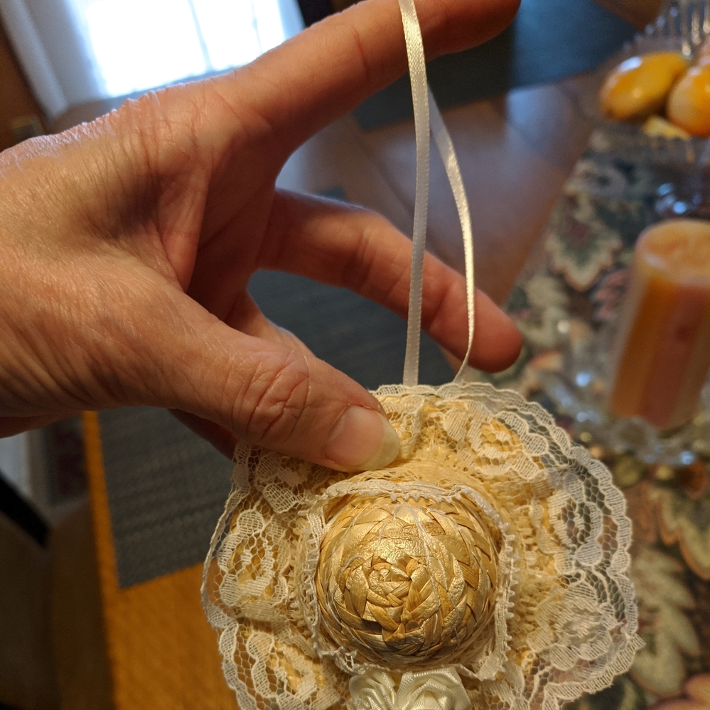 Pretty set of 6 handmade lace bonnet magnetic or hanging party favors - Picture 3 of 4